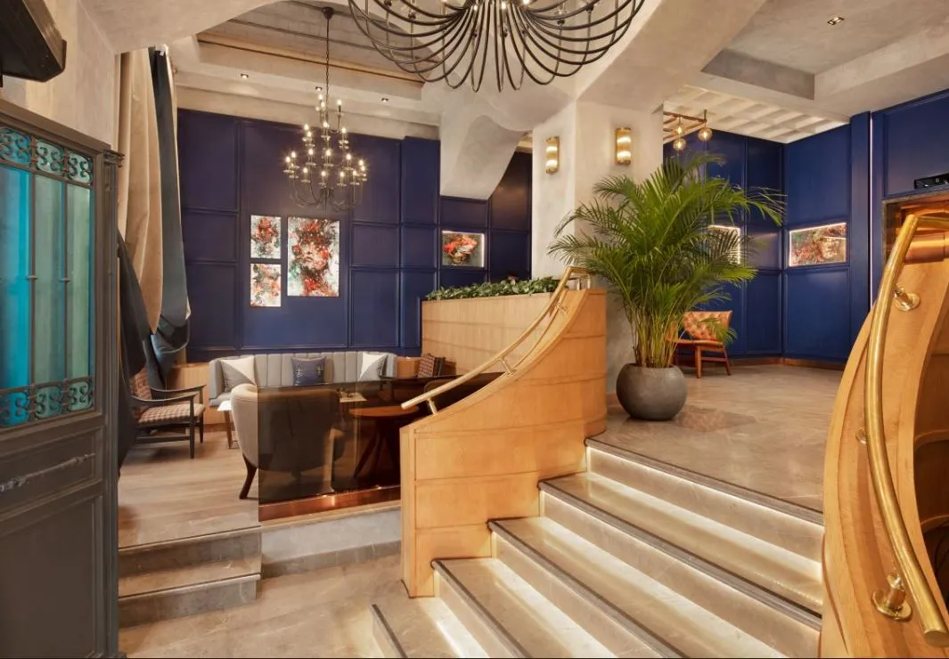 Lobby staircase leading to the lounge