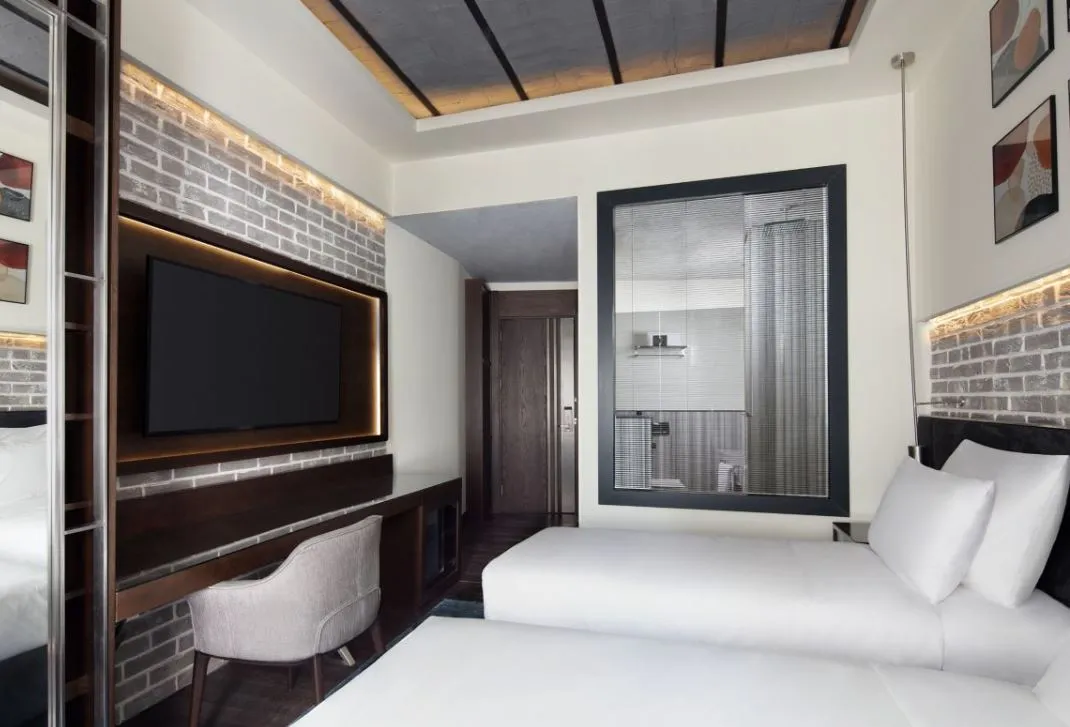 Banque Building twin room with a work desk
