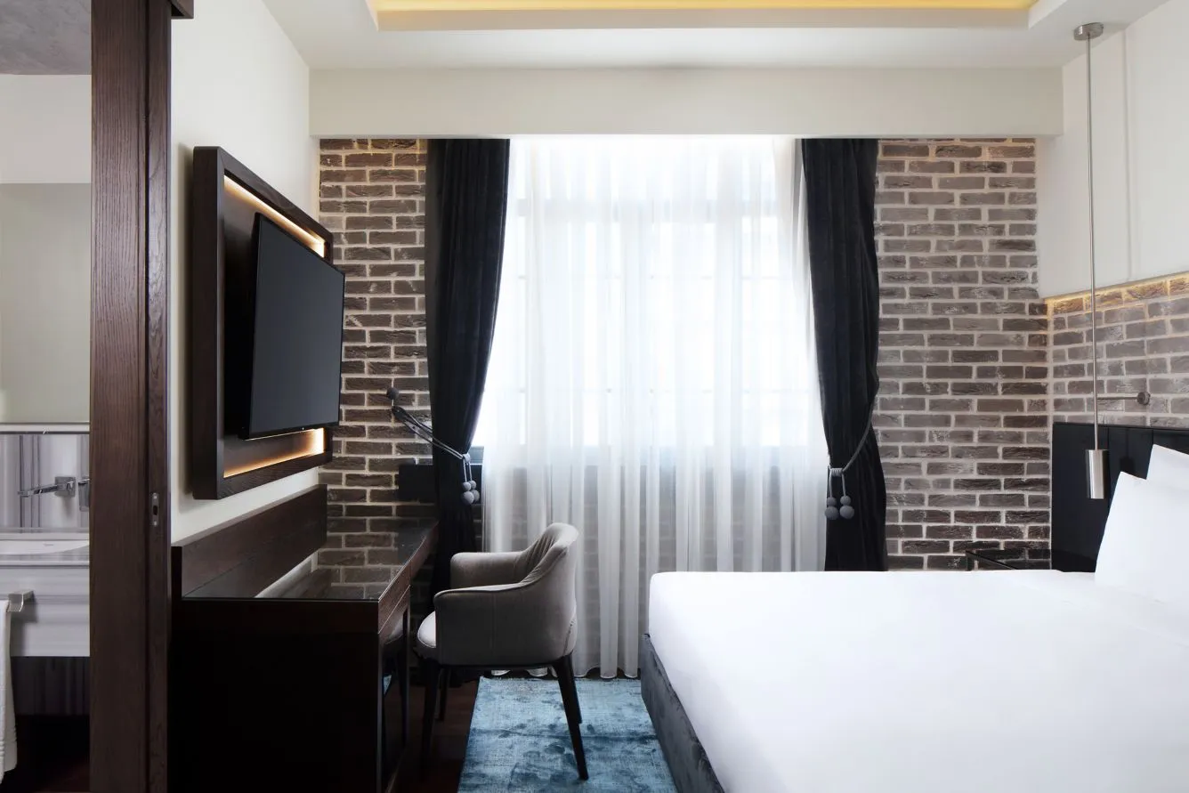 Karaköy Banque Deluxe room with a King bed and a work desk