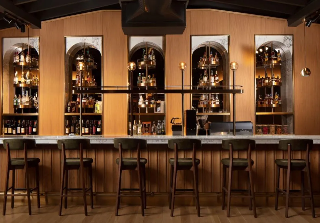 Béatrice cocktail bar with arched bottle niches