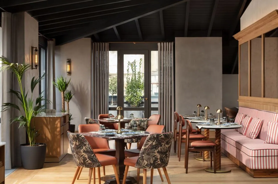 Béatrice dining room with pink banquettes